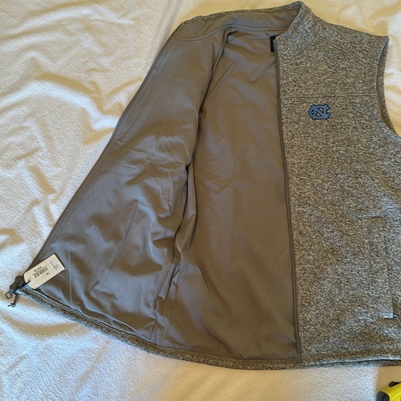 NWT JOHNNIE-O brand UNC full zip sweater zip VEST. Adult  SMALL. Gray Heather. - Picture 15 of 16